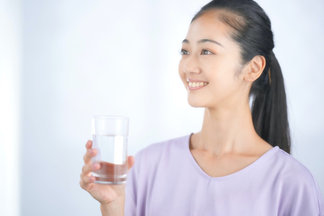 水分補給する女性